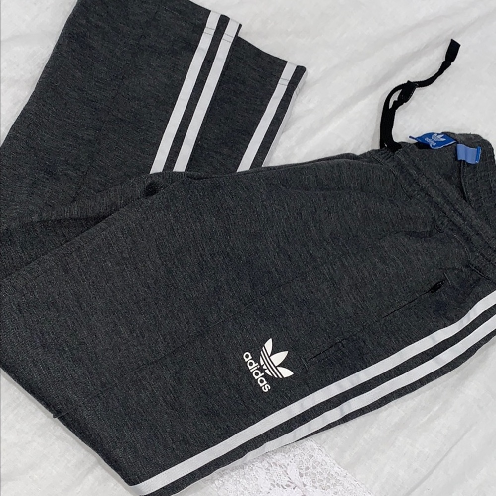 *CLOSET SALE-OFFER/BUNDLE* 
Cropped Adidas pants